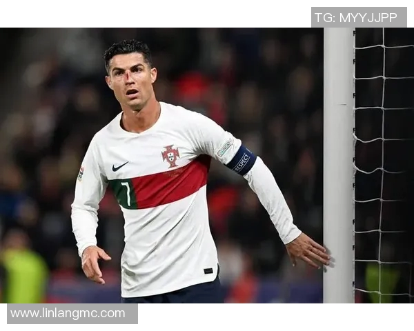 足球巨星C罗魅力造型全景展示尽显风采与个性