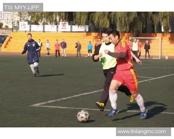 足球明星在飞机上展开技术较量展现空中足球魅力与团队默契